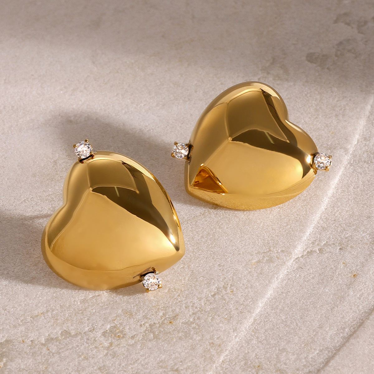 Pendientes de botón minimalistas en forma de corazón de acero inoxidable con incrustaciones de diamantes de imitación, acabado de acero de titanio hipoalergénico, elegante joyería de moda para mujer