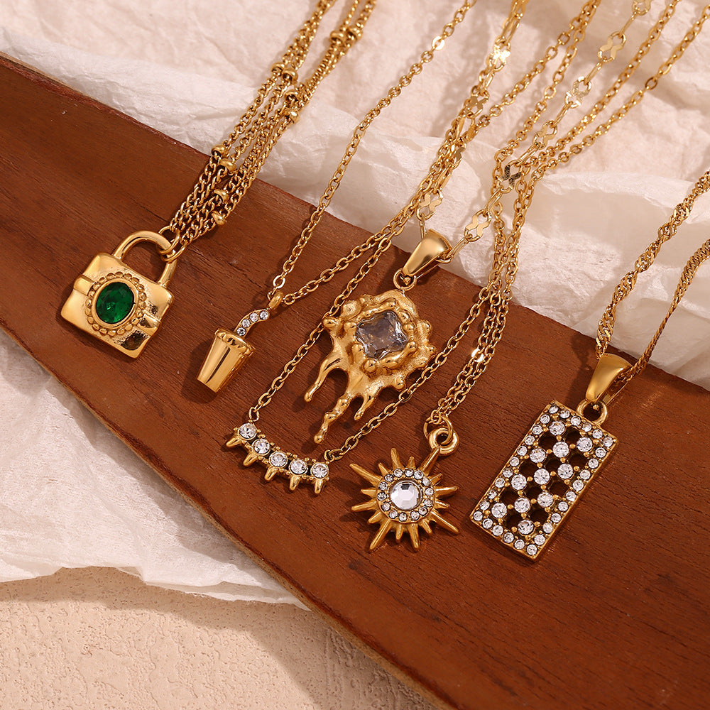 Collana con Pendente Geometrico alla Moda in Acciaio Inossidabile con Placcatura in Oro 18K, Accenti in Acciaio al Titanio, Accenti di Strass e Dettaglio con Frange per Donna