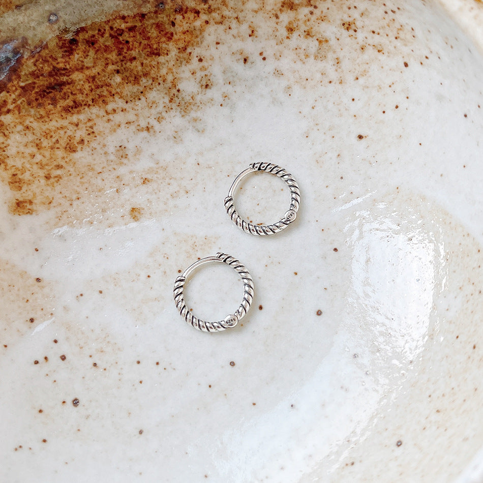 Pendientes de Plata Trenzados Minimalistas en Plata de Ley 925 para Mujer con Estética Natural y Fresca
