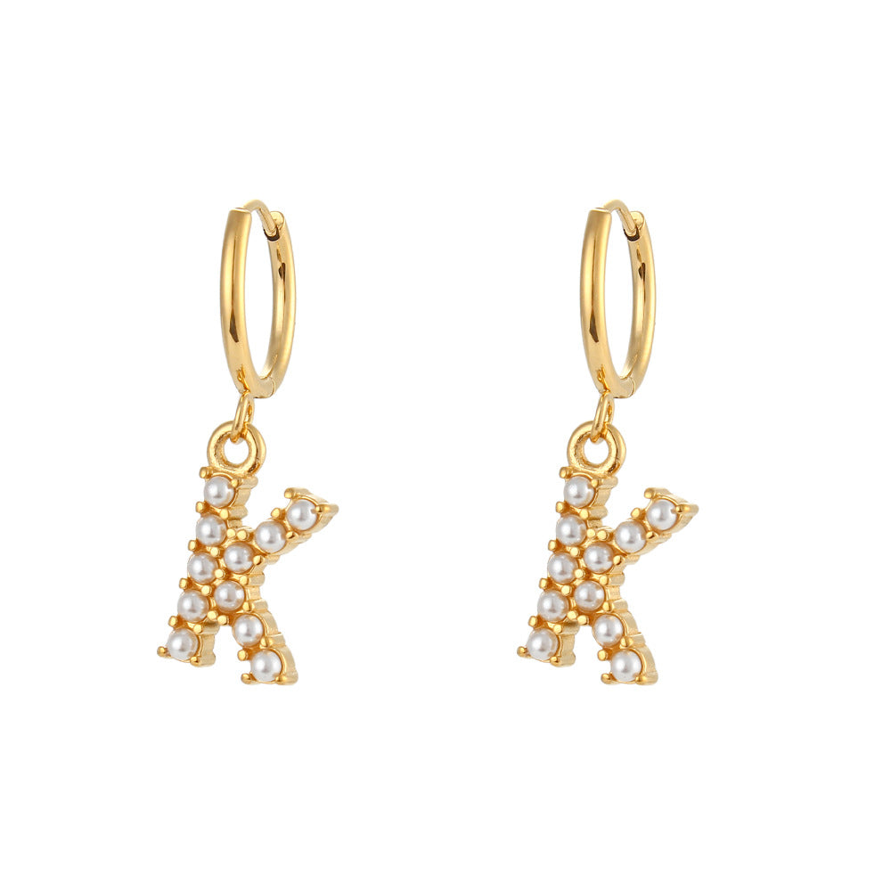 Orecchini a perno a forma di lettera dal design minimalista per donna in acciaio inossidabile con placcatura in oro 18 carati e dettagli in perle