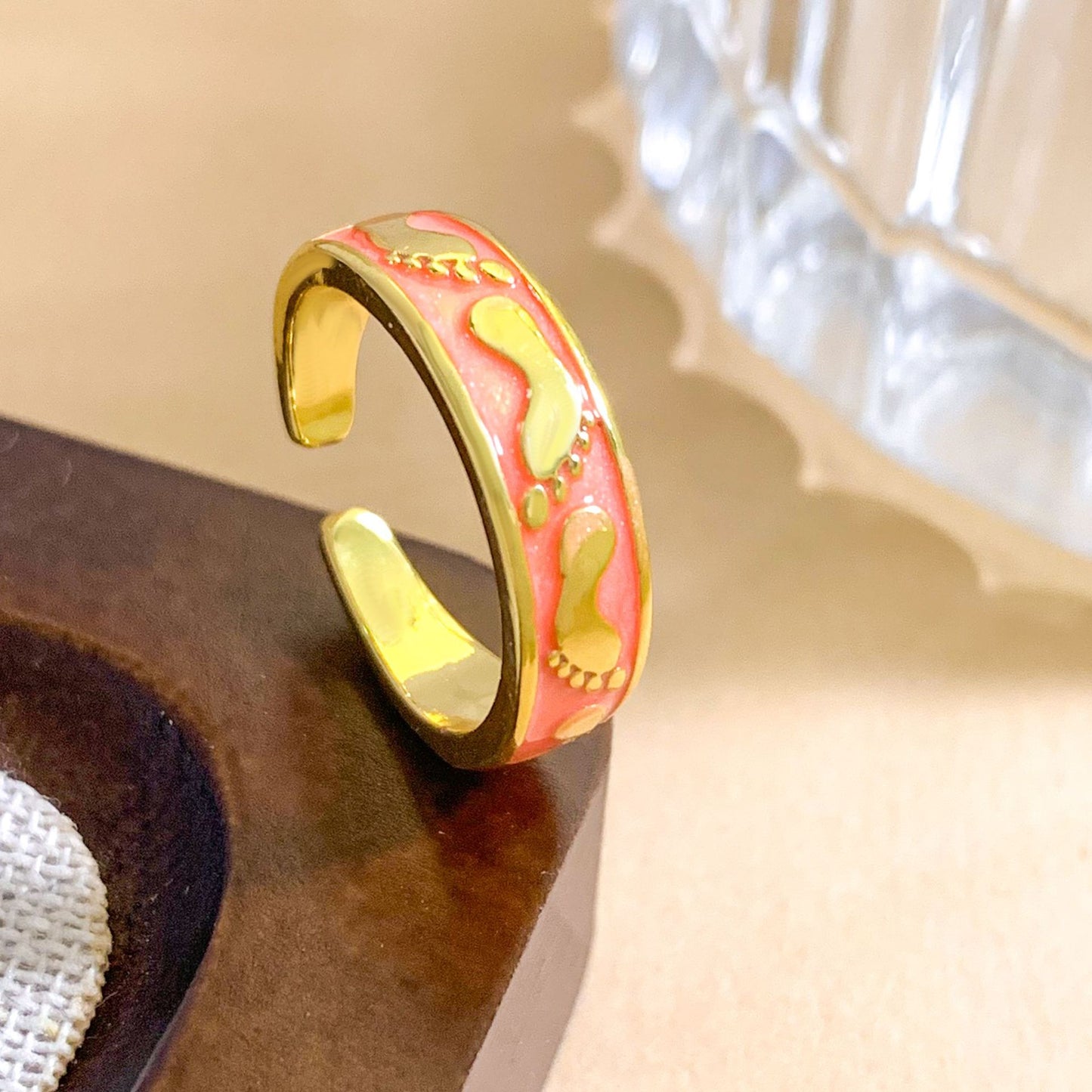 Anello aperto da donna placcato oro con smalto e piedino in stile fumetto