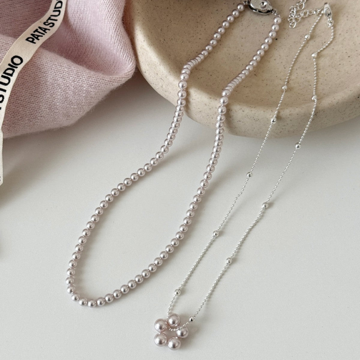 Elegante collana di perle in stile francese con motivo floreale a perline rotonde, catena clavicola placcata oro, gioielli da donna vintage minimalisti per l'uso quotidiano