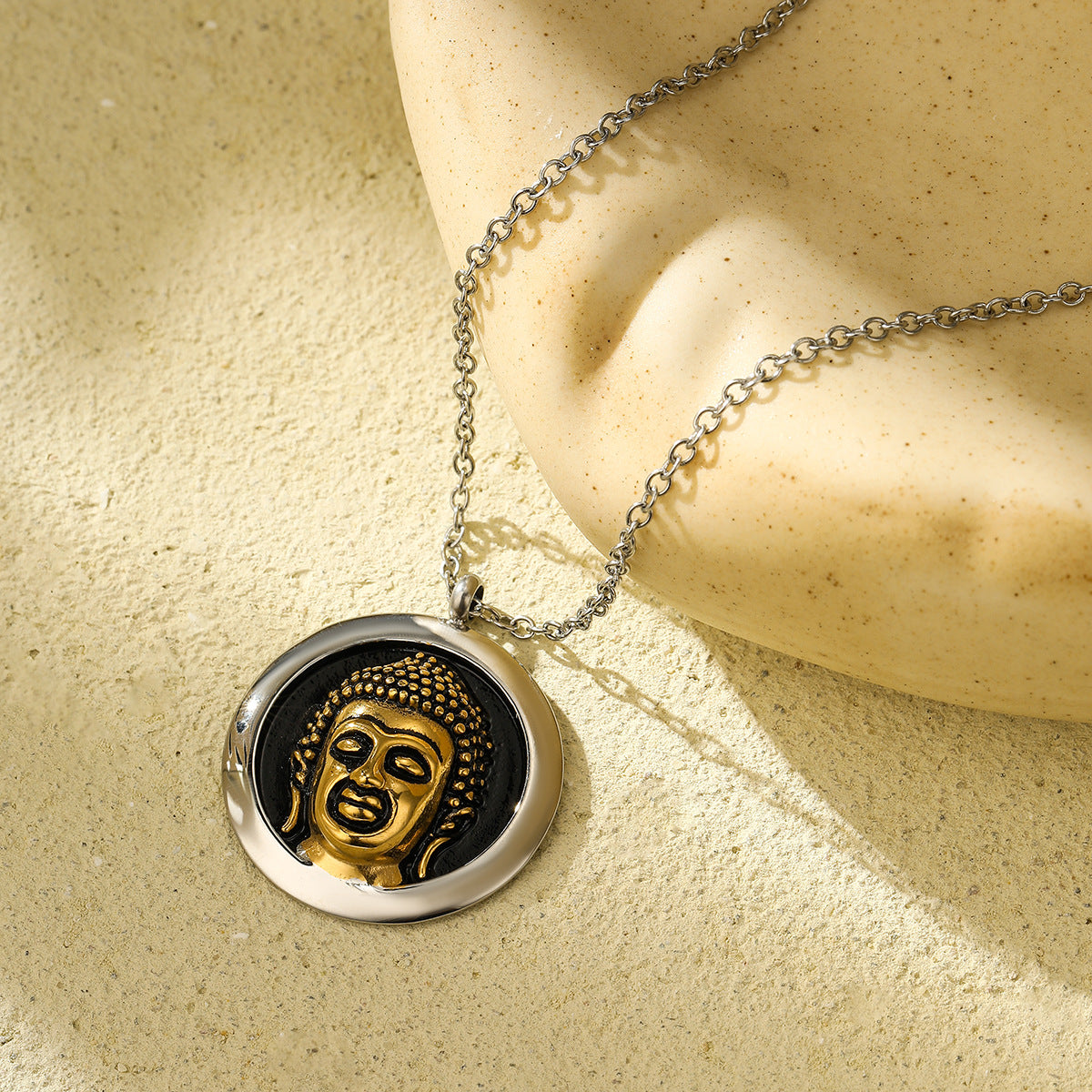 Collar con colgante de cabeza de Buda redondo de estilo vintage en acero titanio con chapado en oro, unisex