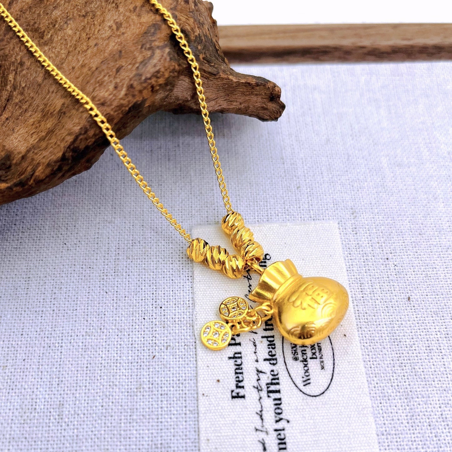 Collana Geometrica Minimalista a Forma di Borsa per Soldi in Acciaio al Titanio con Ciondolo in Rame Placcato Oro, Accessorio Moda Elegante e Versatile