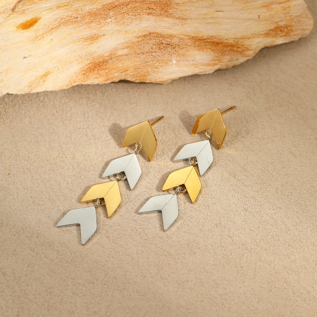 Aretes de acero inoxidable con forma de rombo geométrico de moda y baño de oro de 18 quilates para mujer