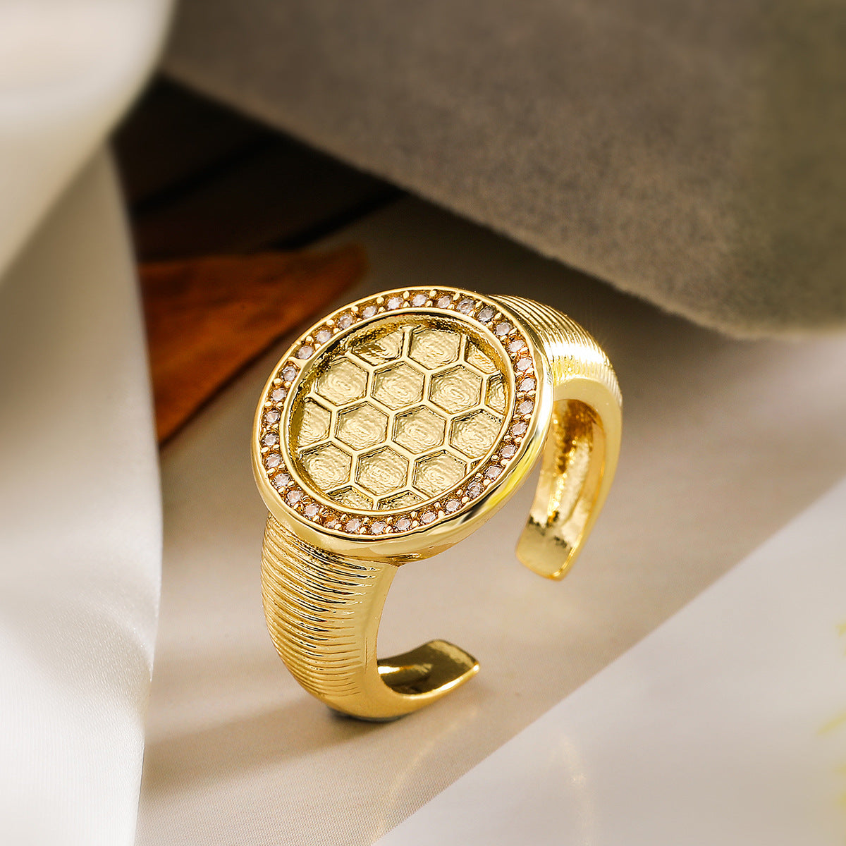 Anello minimalista geometrico a cuore aperto da donna in ottone con placcatura in oro 18 carati e intarsi in zircone