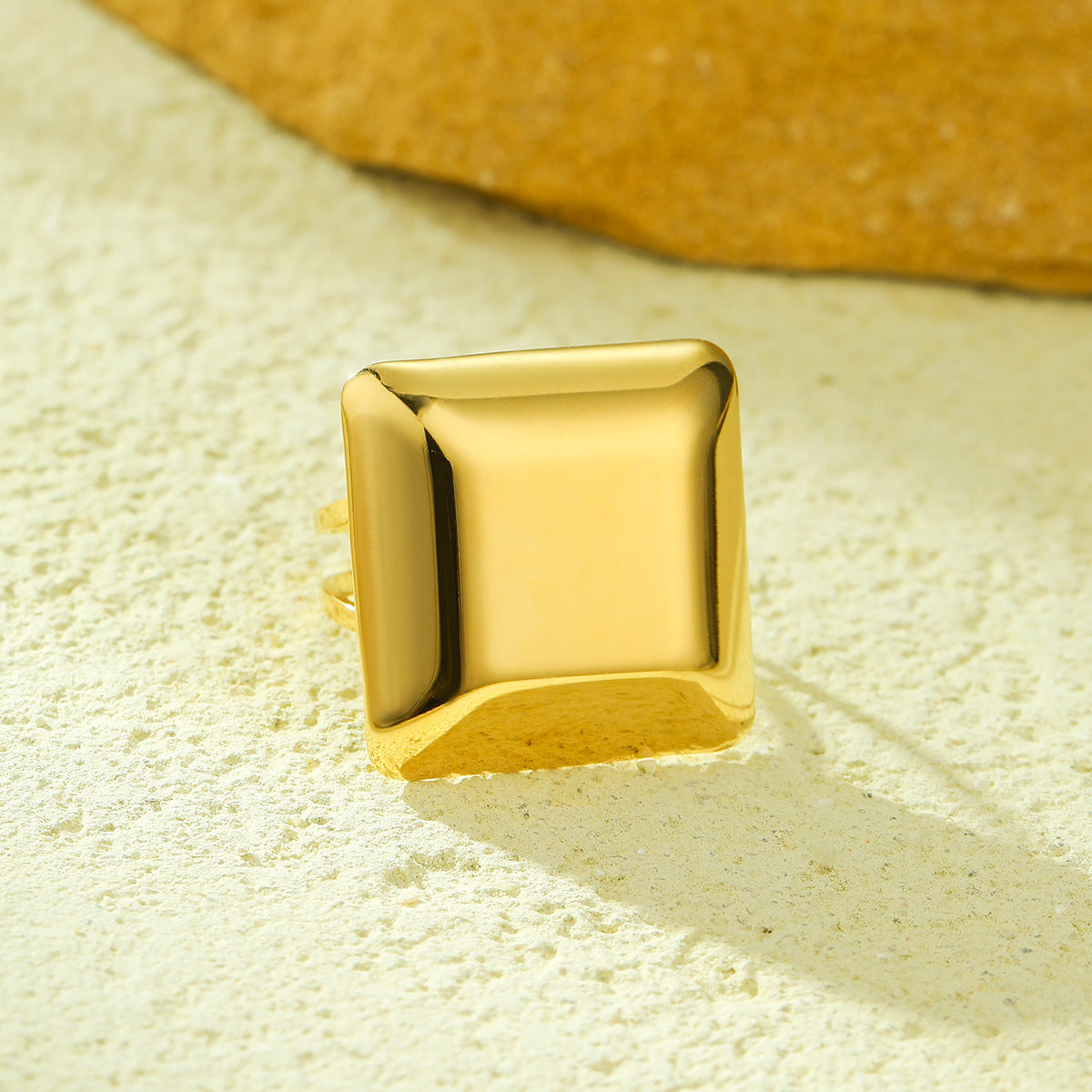Anello Minimalista Quadrato Regolabile da Donna in Acciaio al Titanio con Finitura Lucida e Superficie Placcata