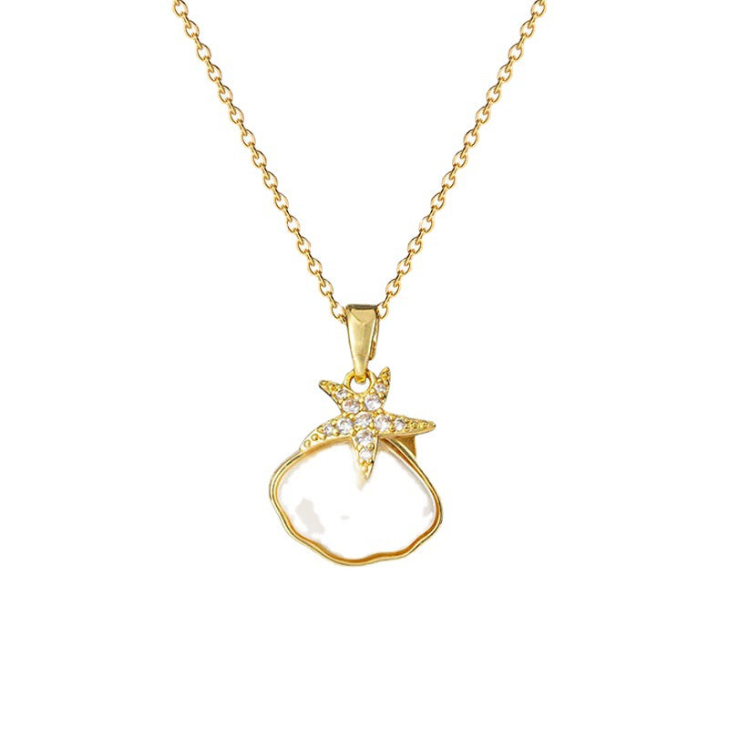 Collana da donna a catena a O in acciaio al titanio con stelle marine e conchiglie, finitura placcata e design minimalista