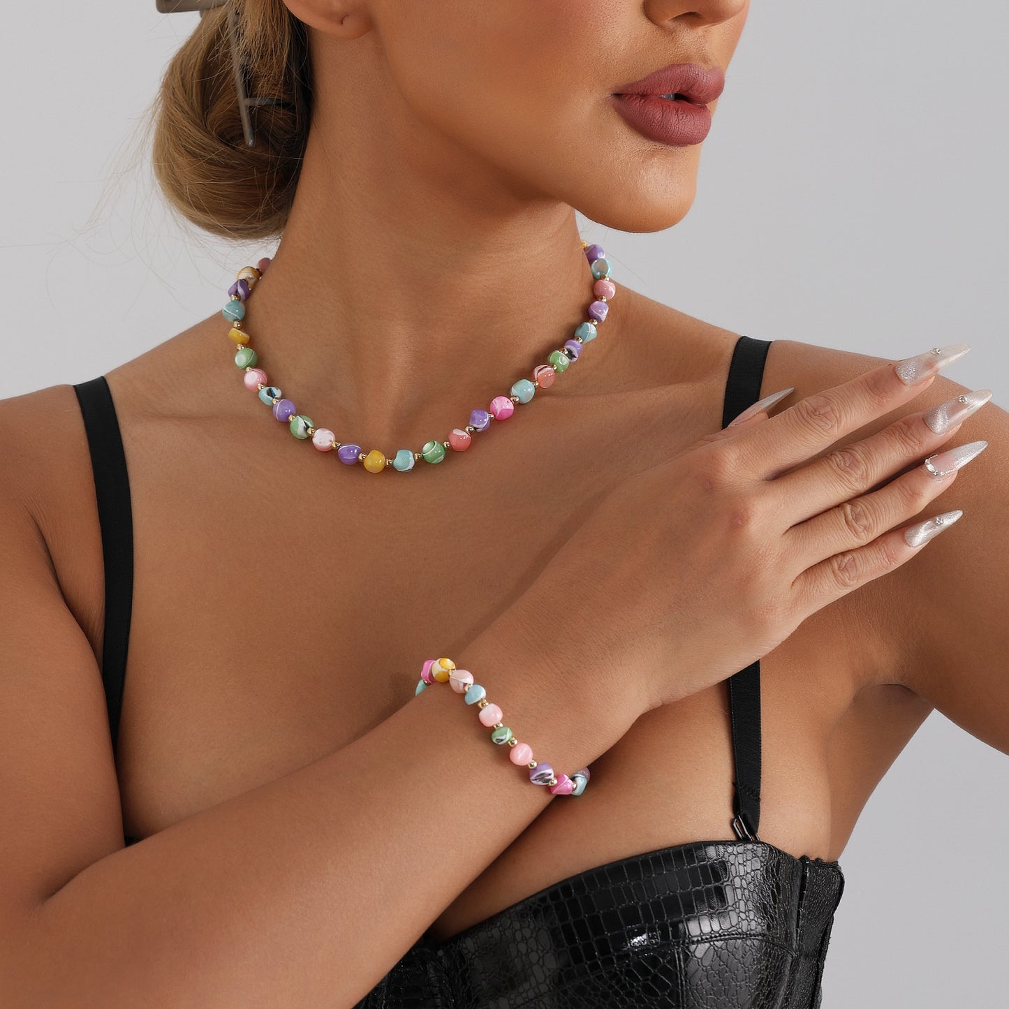 Collar con colgante de concha irregular y cuentas coloridas de dopamina para mujer con acabado chapado y diseño geométrico