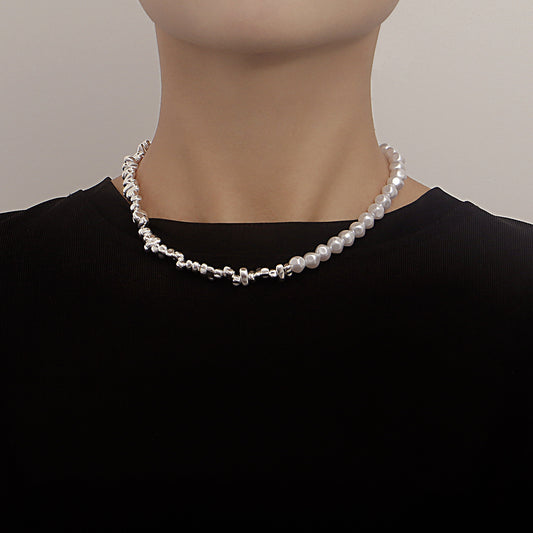 Collana da donna asimmetrica geometrica con perle, base in lega e finitura galvanica