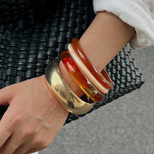 Bracciale a Polsino Geometrcio in Resina alla Moda da Donna con Effetto Ombré Irregolare e Finitura Placcata