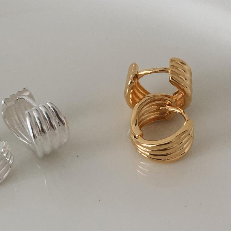 Pendientes minimalistas con forma de letra de plata de ley 925 con acabado chapado, diseño geométrico con esquinas cortadas