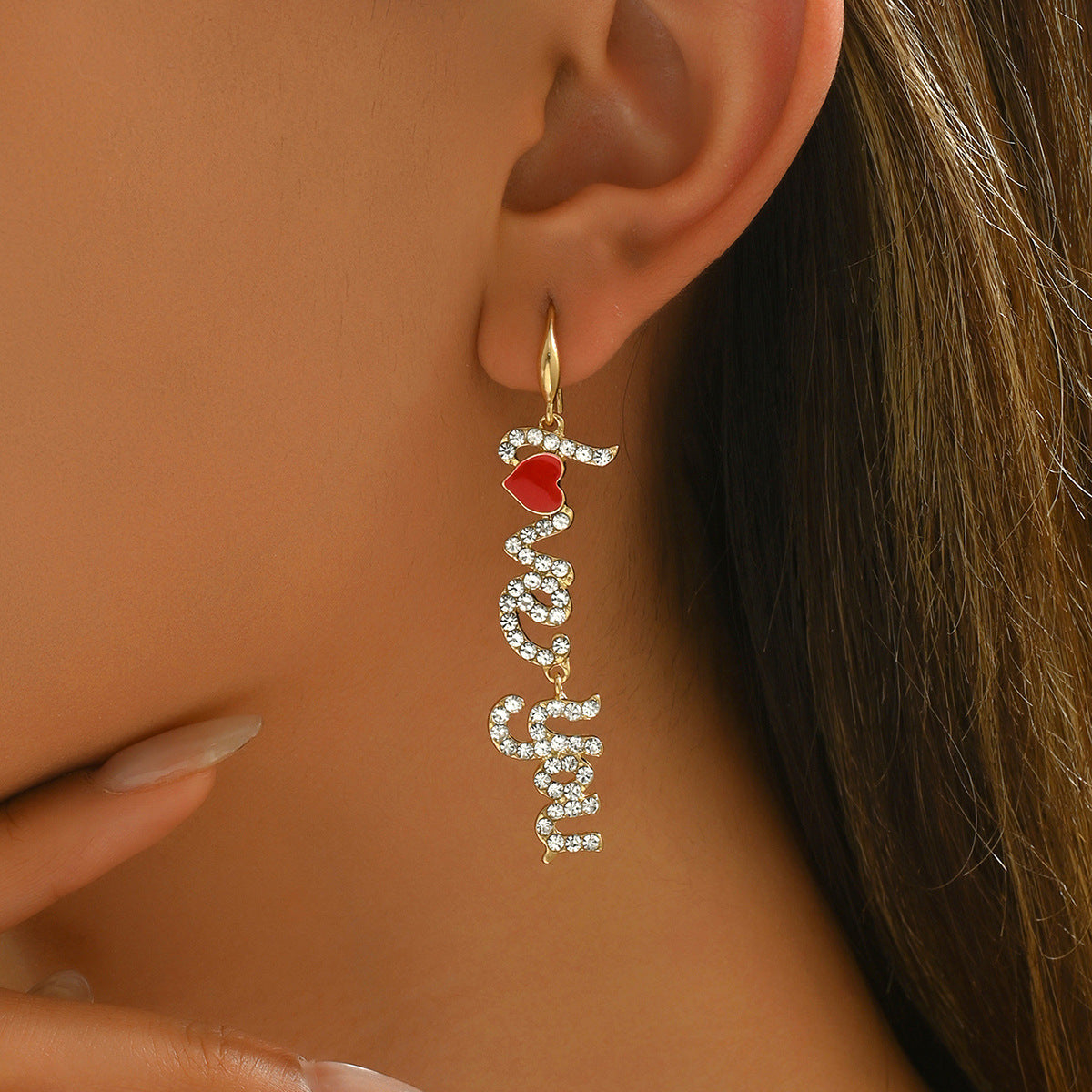 Pendientes minimalistas con forma de letra, de aleación de zinc, con incrustaciones de diamantes de imitación y postes de acero inoxidable para mujer
