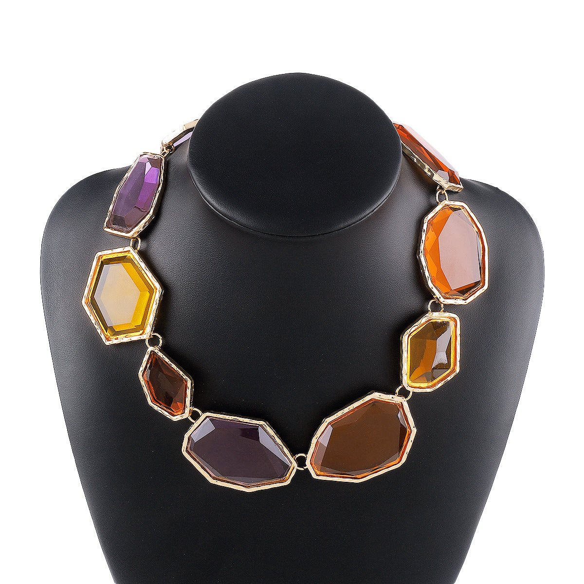 Collar de resina geométrico dulce y atrevido con cadena de aleación y acabado galvanizado para mujer