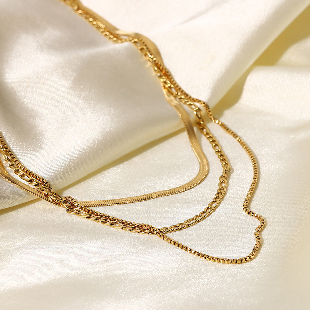 Collana a tre strati in Acciaio Inossidabile con Design Geometrico e Catena a Lama Placcata Oro 18K per Donna