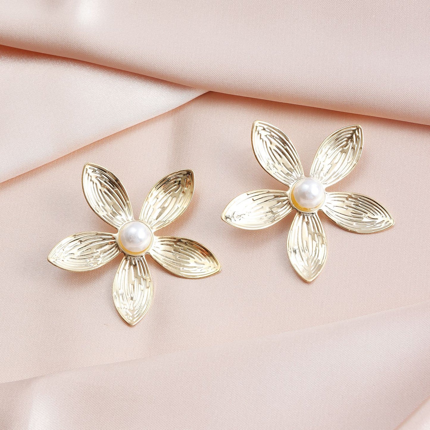Pendientes de Metal con Diseño Floral Vintage para Mujer con Detalles tipo Perla y Acabado Galvanizado