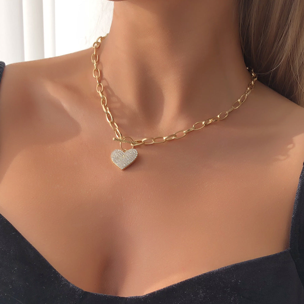 Collar de aleación con forma de corazón estilo Punk con incrustaciones de diamantes de imitación y acabado chapado en oro