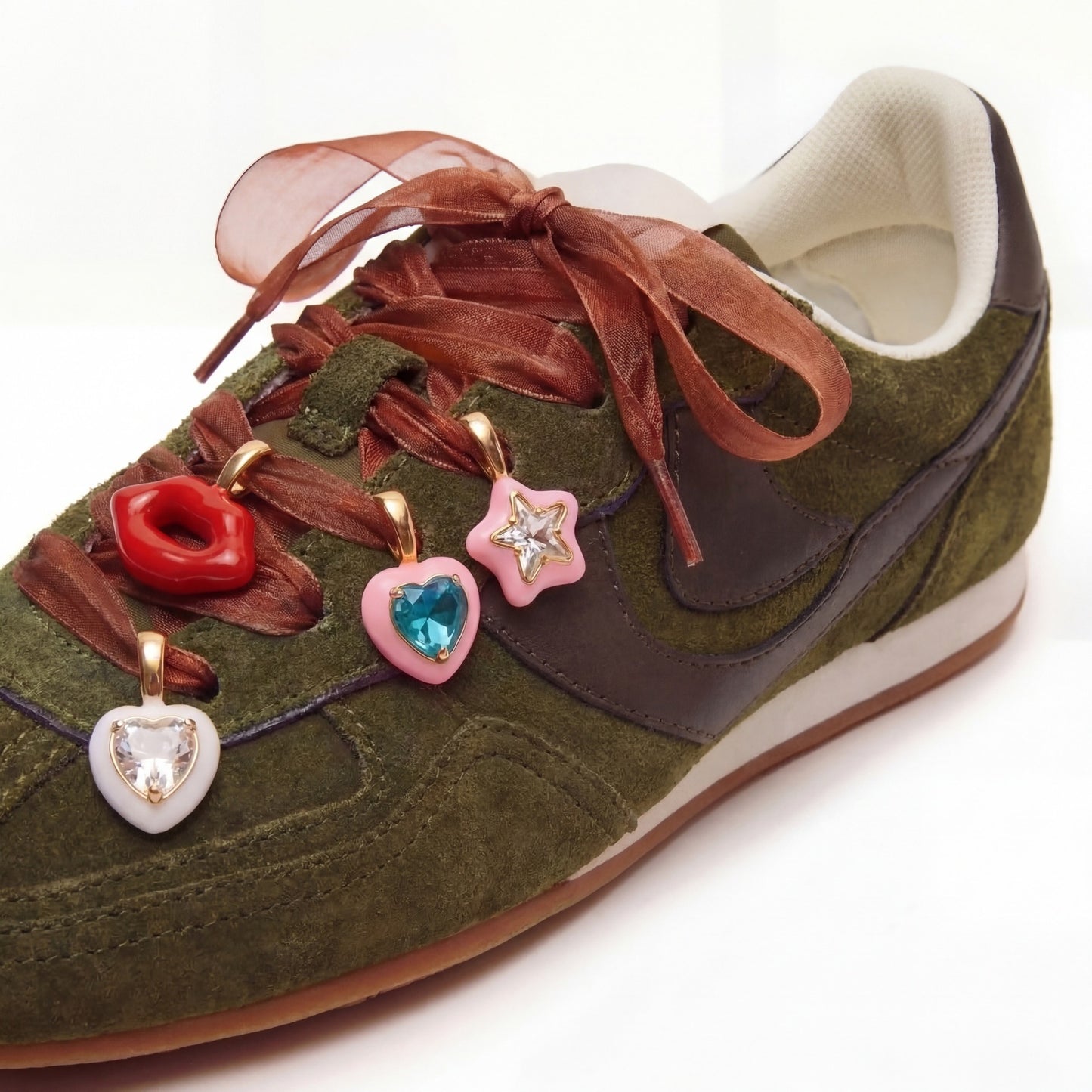 Ciondolo per scarpe placcato in ottone a forma di cuore, minimalista, con cordino e animale
