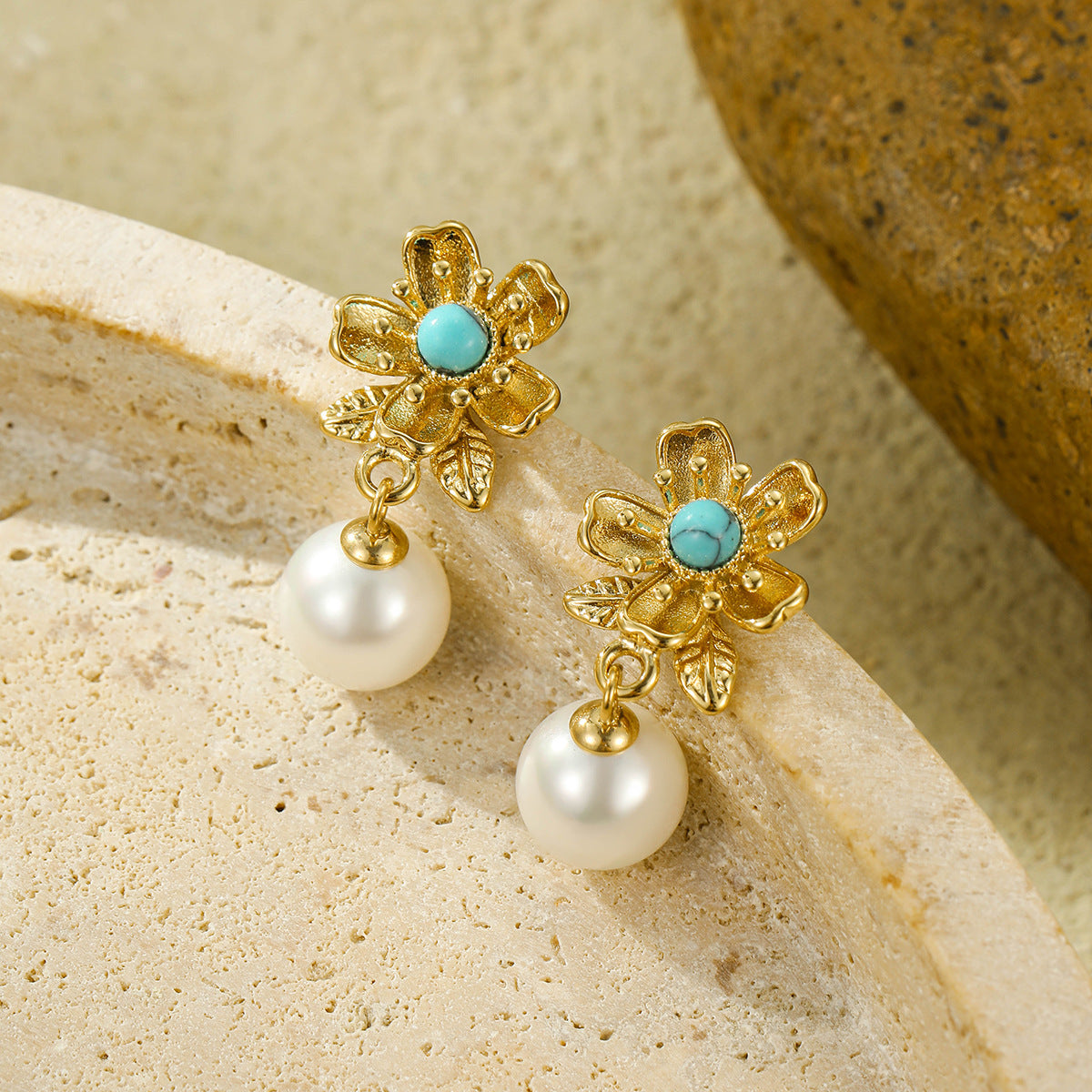 Pendientes colgantes florales de estilo vintage con piedras naturales y detalles de perlas en acero inoxidable con acabado chapado para mujer