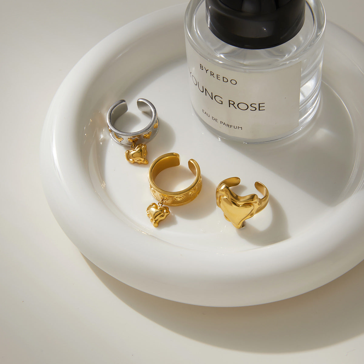 Anello da donna in acciaio al titanio a forma di cuore, minimalista, placcato in oro tramite PVD.