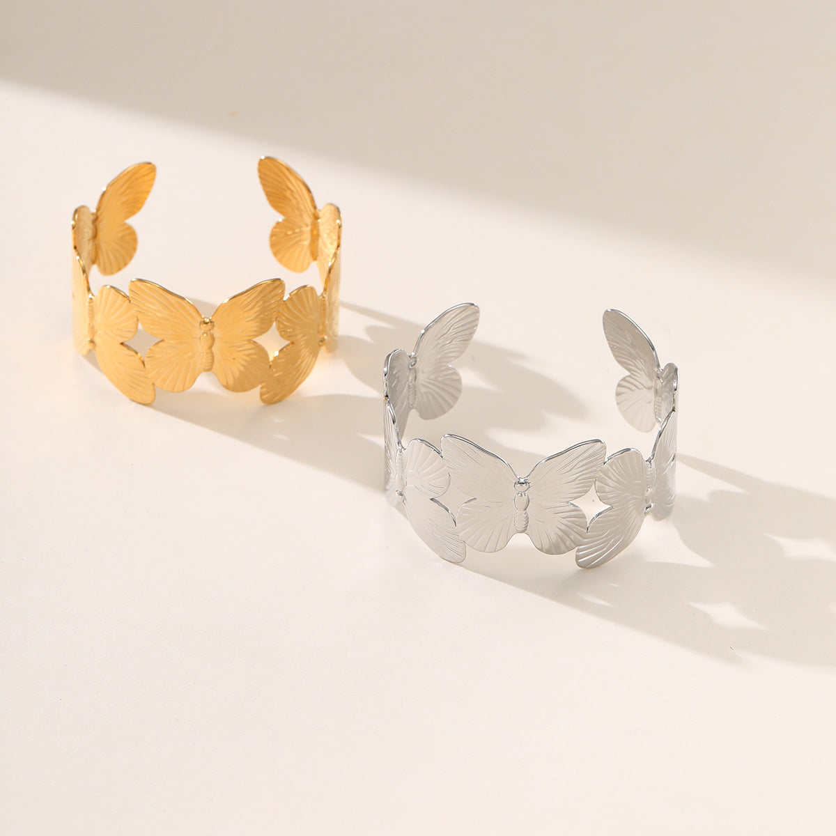 Bracciale Minimalista a Farfalla da Donna in Acciaio al Titanio Placcato Oro 18K, Ipoallergenico e Resistente allo Sbiadimento