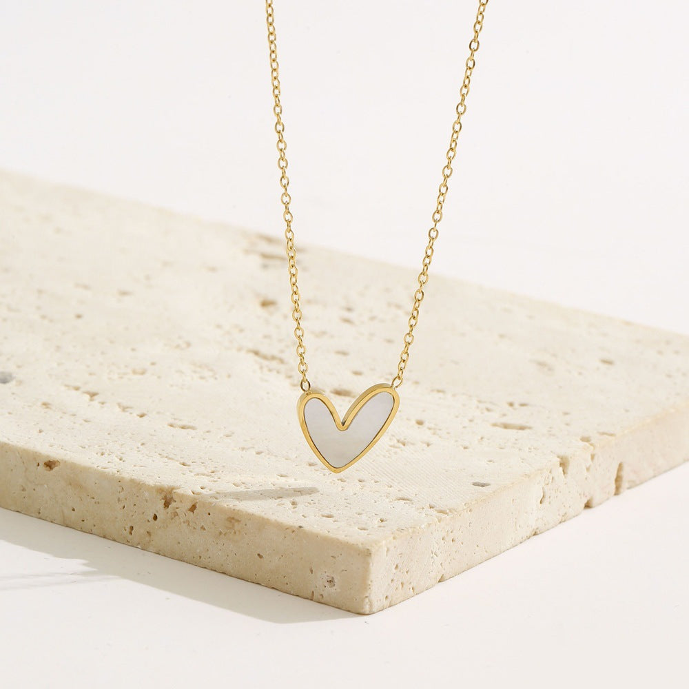 Collar con colgante minimalista de acero inoxidable en forma de corazón para mujer con acabado chapado, cadena hasta la clavícula