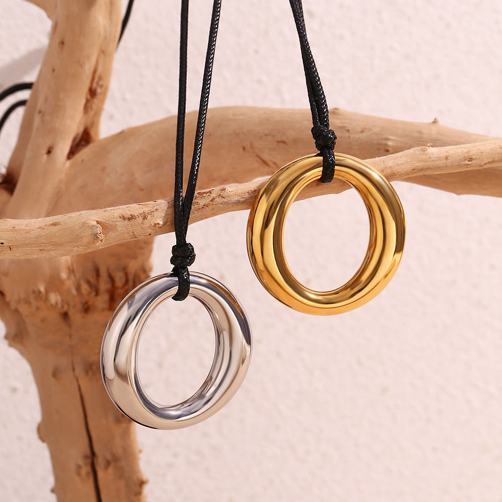 Collar minimalista geométrico de acero inoxidable chapado en oro de 18 quilates con colgante de aro para mujer