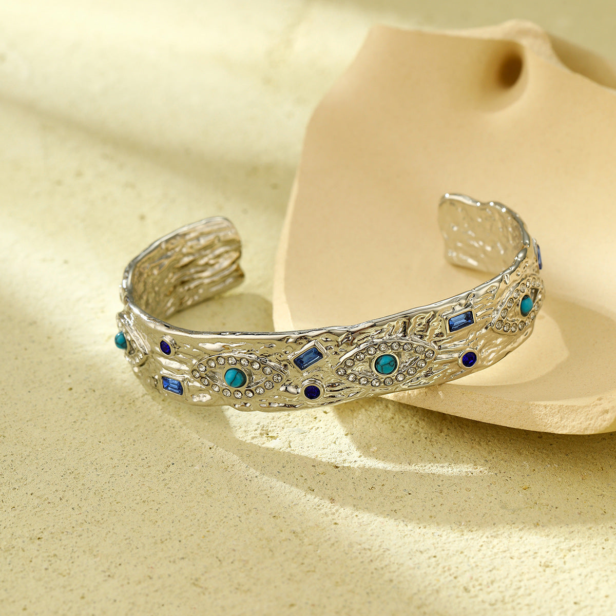 Bracciale in acciaio al titanio con occhi d'angelo in stile vintage francese e pietre naturali intarsiate, con accenti di strass, in acciaio inossidabile ipoallergenico, dal design elegante e lussuoso