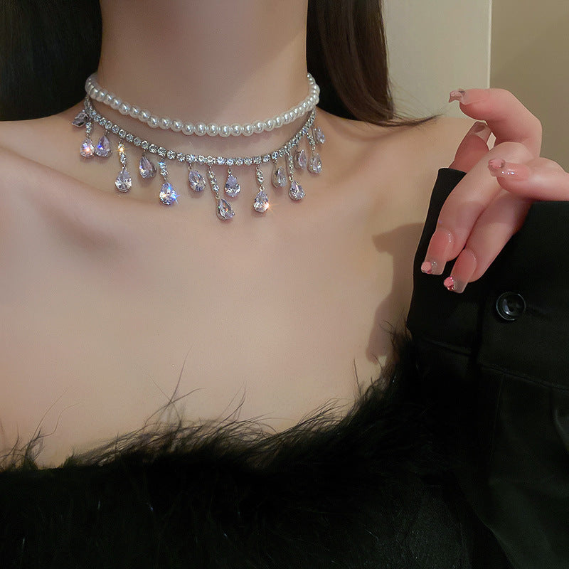 Elegante collar con colgante de lazo de diamantes de imitación y detalles de nácar perlado para mujer — Delicada cadena para clavícula en estilo de lujo minimalista y a la moda