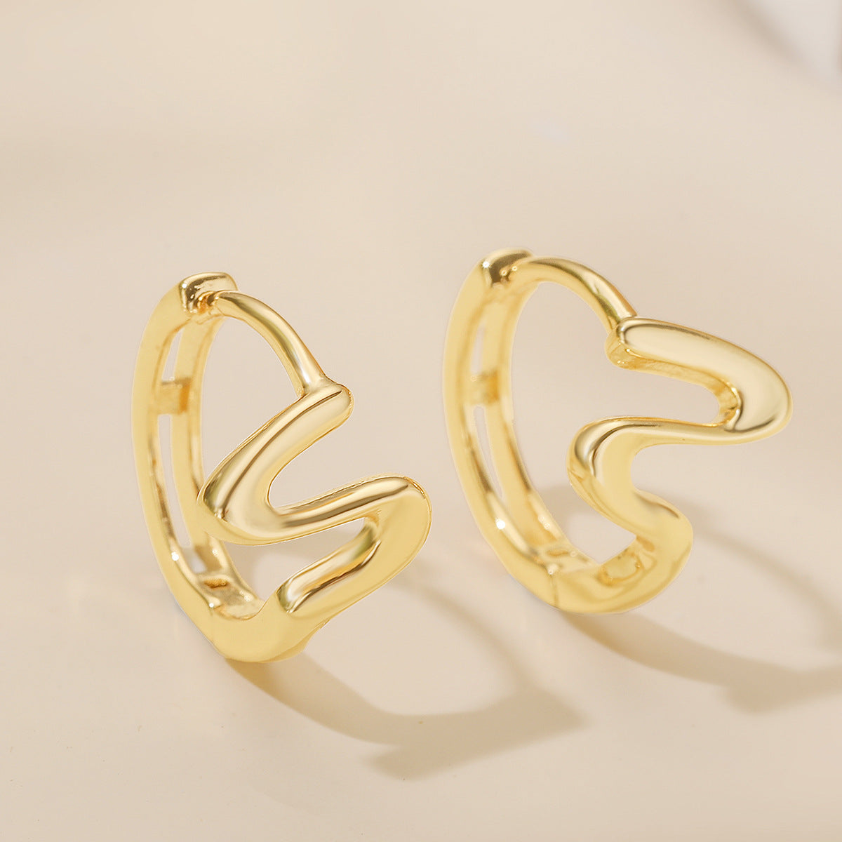 Pendientes minimalistas de cobre con forma geométrica irregular y baño de oro de 18K para mujer