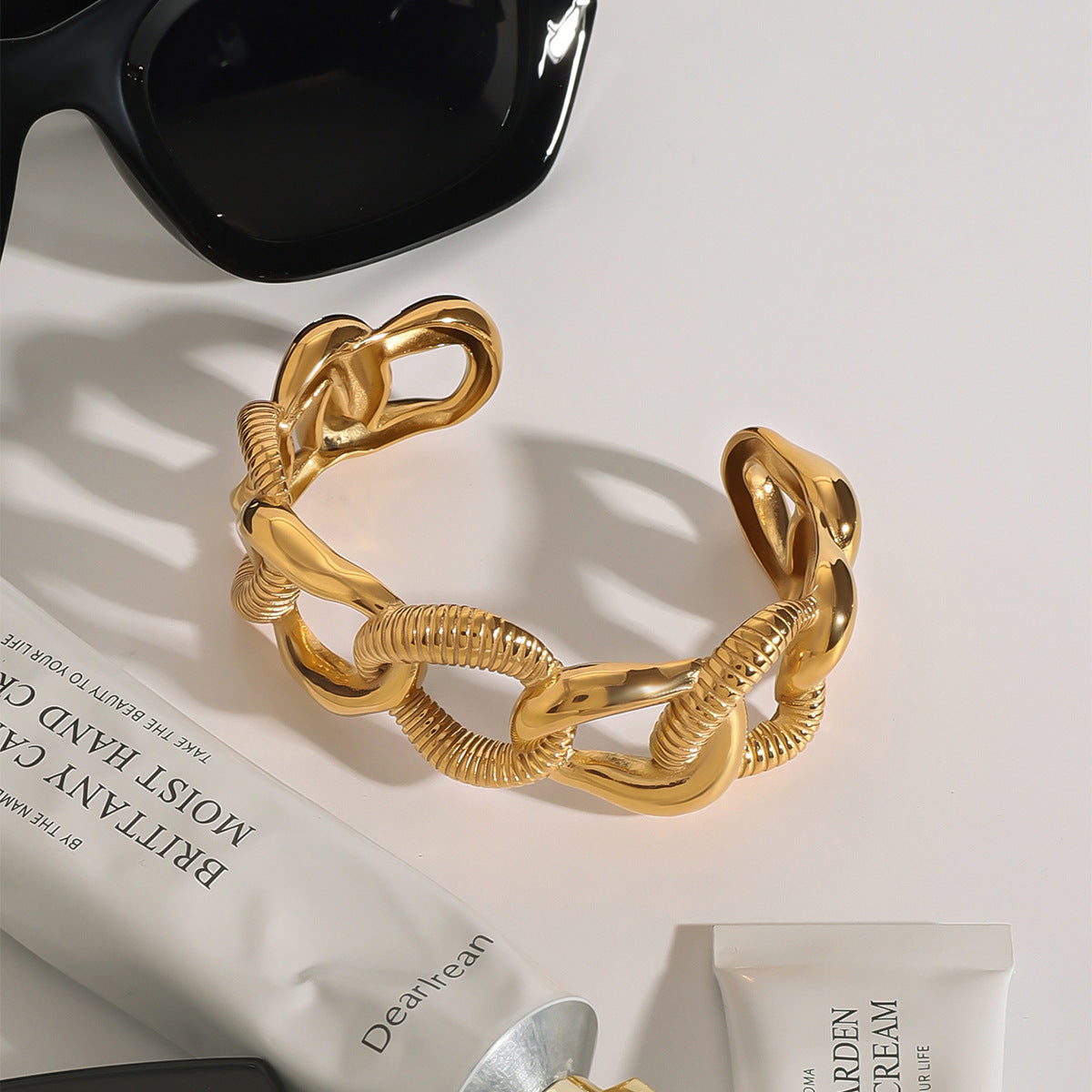 Brazalete de acero inoxidable chapado en oro con diseño geométrico minimalista para mujer
