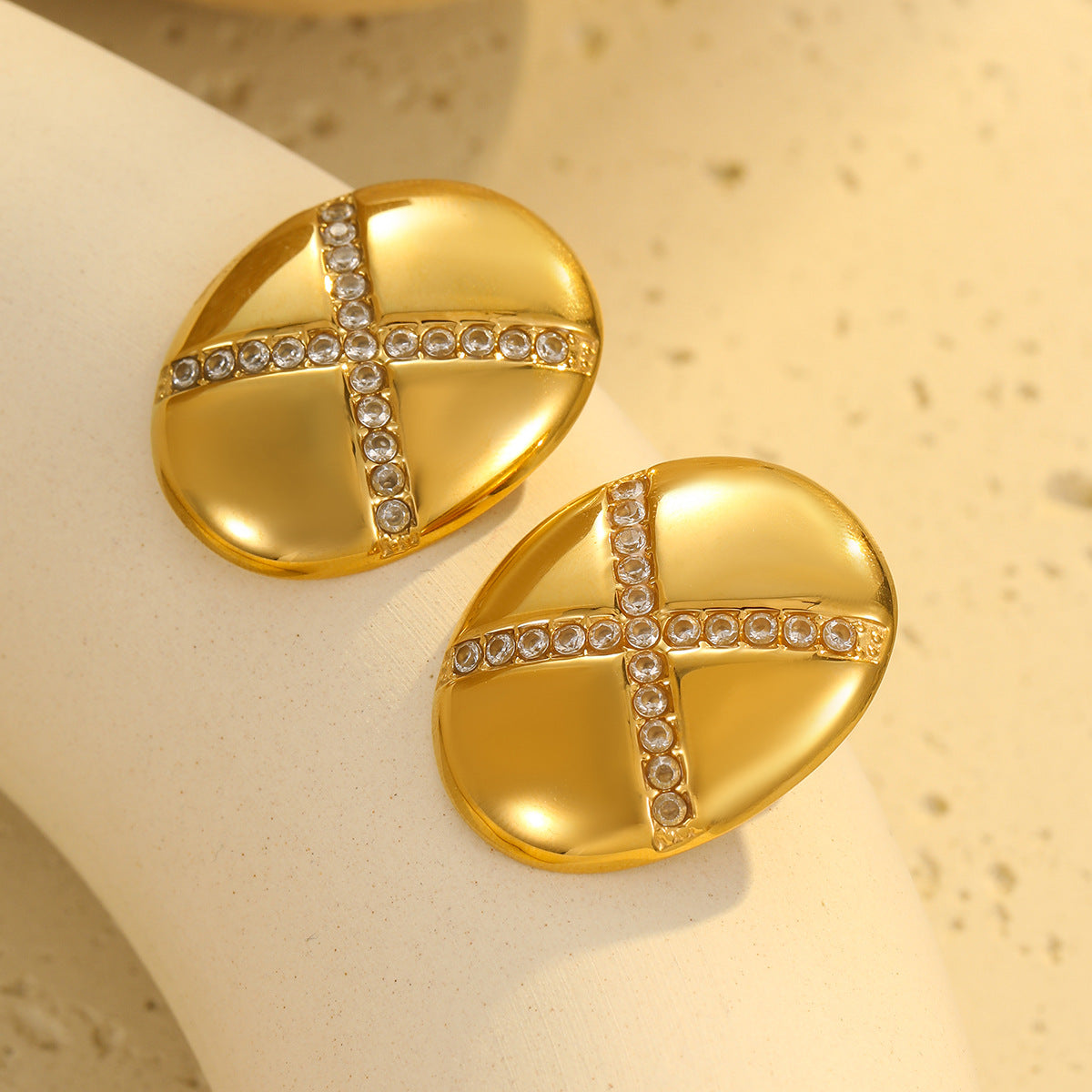 Conjunto de collar y pendientes de acero inoxidable con diseño geométrico y con incrustaciones de pedrería para mujer