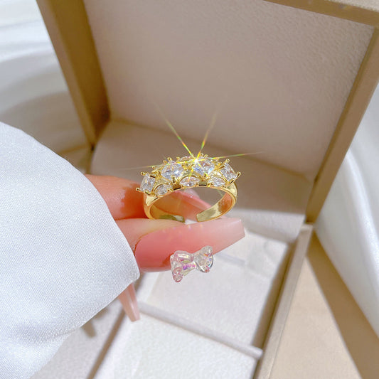 Anillo de boda minimalista ajustable para mujer con circonita cuadrada, banda de latón chapado en oro y diseño de corona