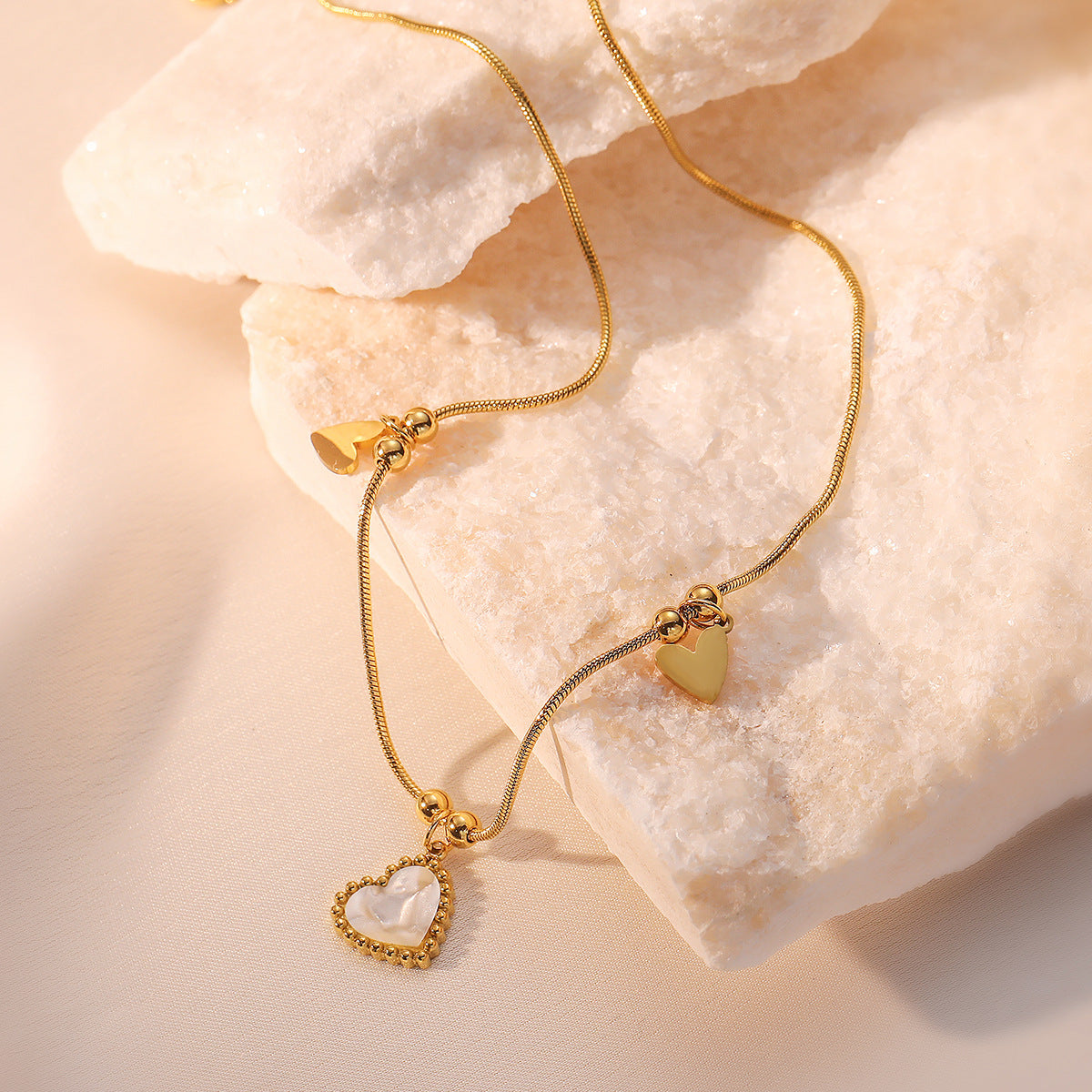 Collana Minimalista da Donna in Acciaio al Titanio con Ciondolo a Cuore Placcato Oro e Intarsio in Abalone