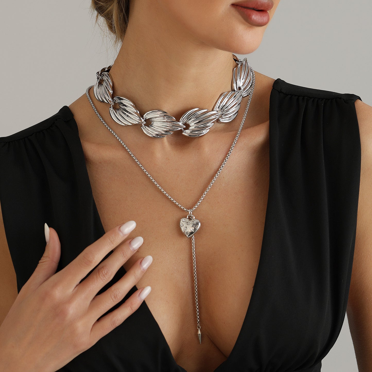 Streetwear Textured Leaf Heart Rhinestone Alloy Necklace for Women