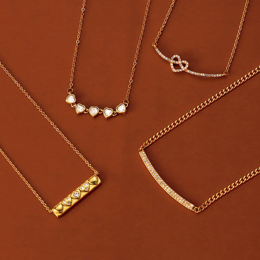 Collana con Ciondolo a Cuore Geometrico Minimalista in Acciaio al Titanio con Intarsio di Zirconi e Placcatura in Oro PVD da Donna