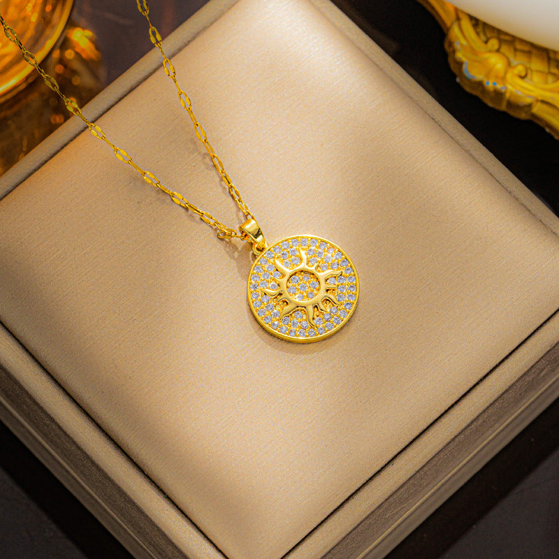 Collar con colgante de disco solar, minimalista y lujoso, para mujer, de acero de titanio con acabado galvanizado y cadena ondulada