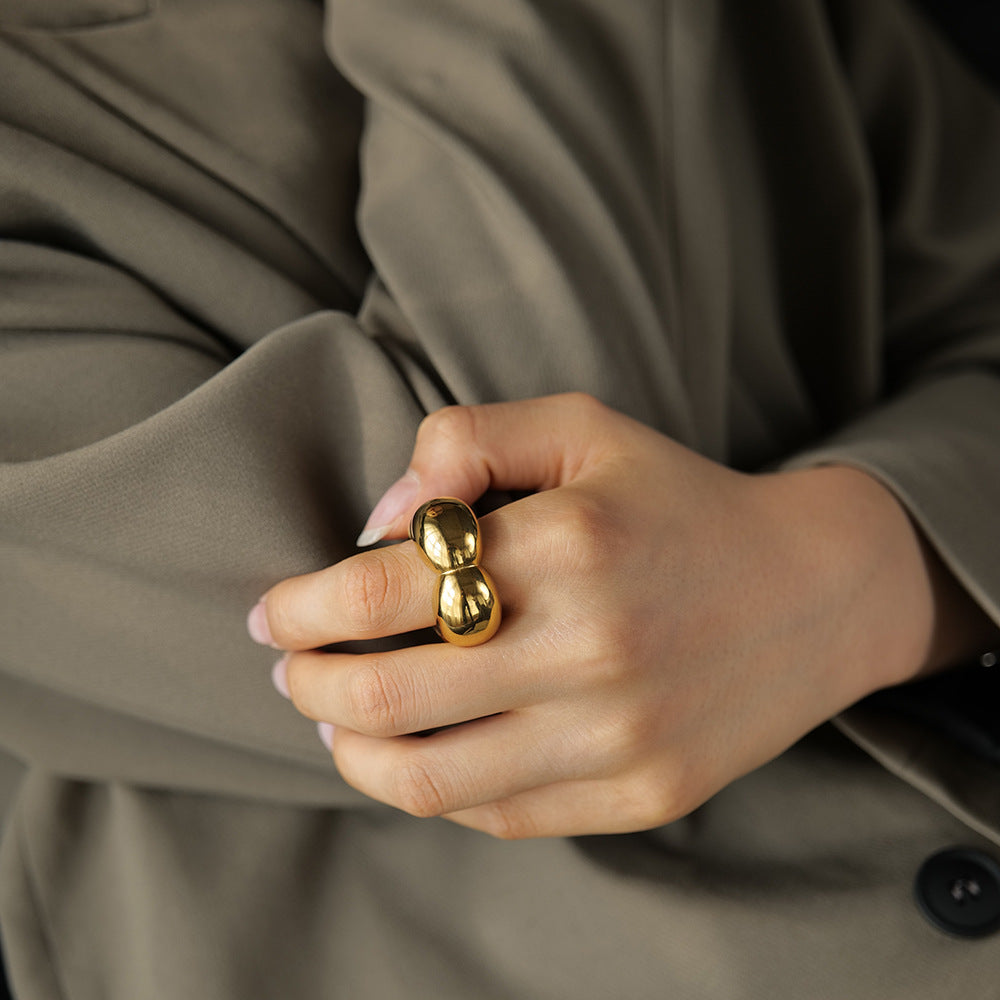 Anillo geométrico de flor hueca de acero inoxidable chapado en oro de 18 quilates de moda para mujer