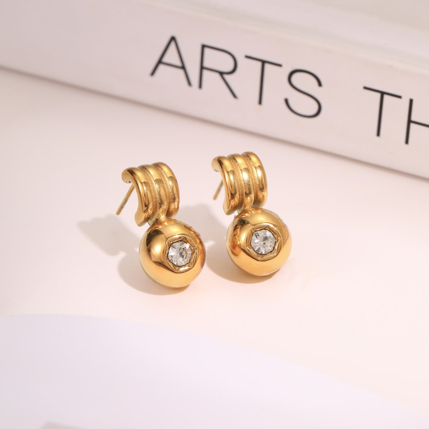 Orecchini geometrici in acciaio inossidabile con placcatura in oro 18 carati e intarsi in zirconi colorati per donna