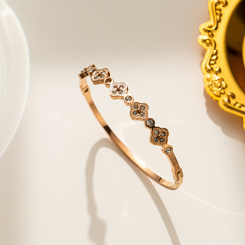 Bracciale Minimalista in Acciaio Inossidabile da Donna con Placcatura in Acciaio al Titanio e Intarsio di Strass a Forma Geometrica Ovale