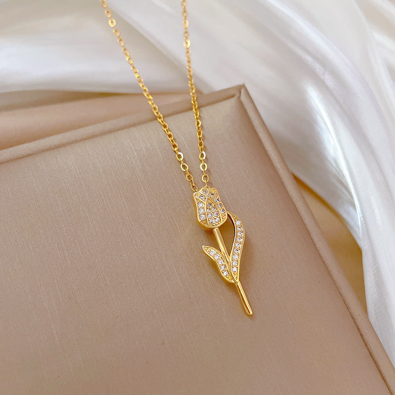 Collana con ciondolo a rosa di lusso interamente tempestato di strass da donna, catena a medaglione geometrico in acciaio al titanio con motivo lunare naturale