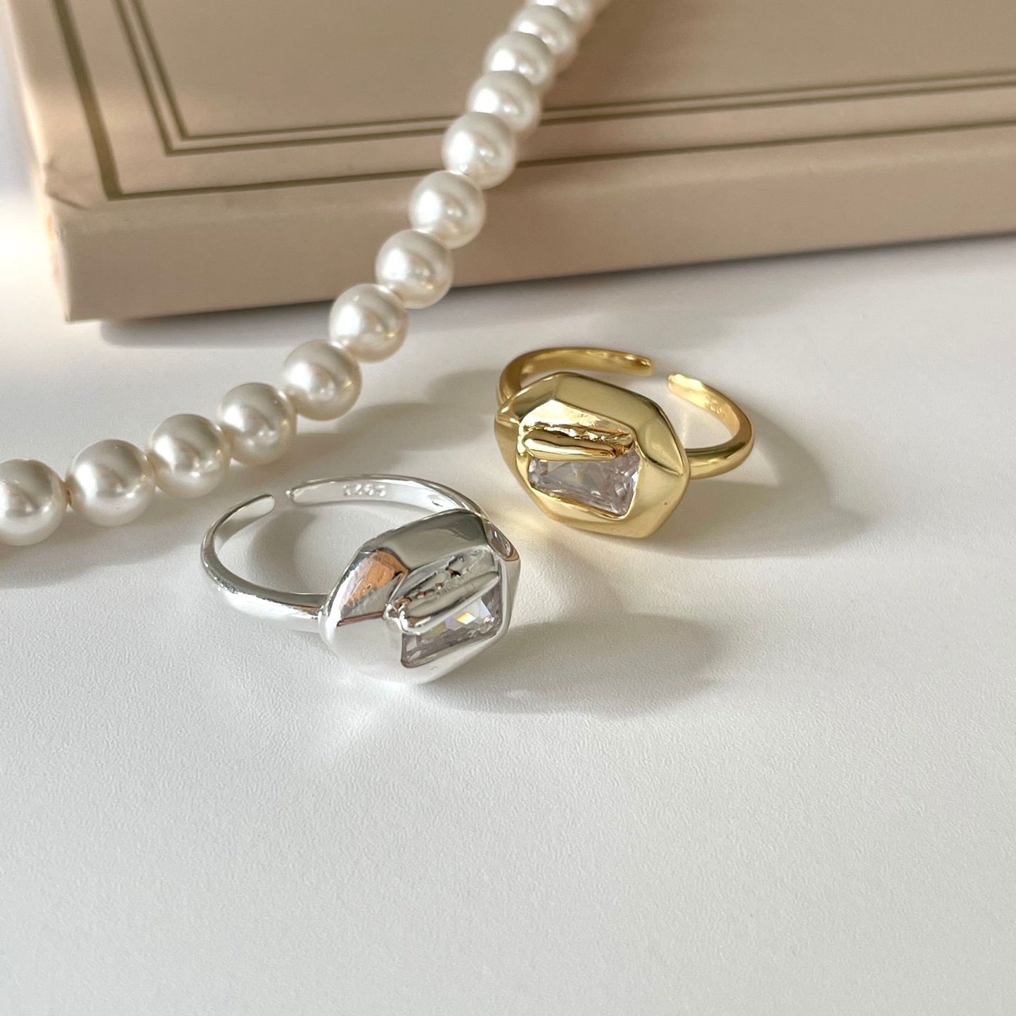 Anillo de plata de ley S925 minimalista de forma irregular para mujer con acabado chapado
