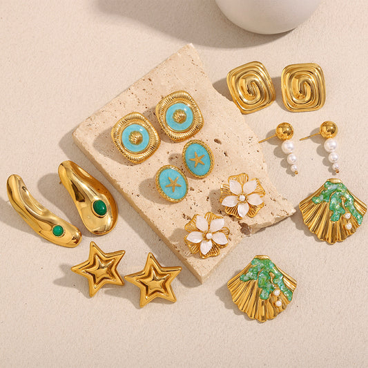 Pendientes de acero inoxidable en forma de estrella con chapado en oro de 18 quilates, esmalte, perlas de concha y detalles florales