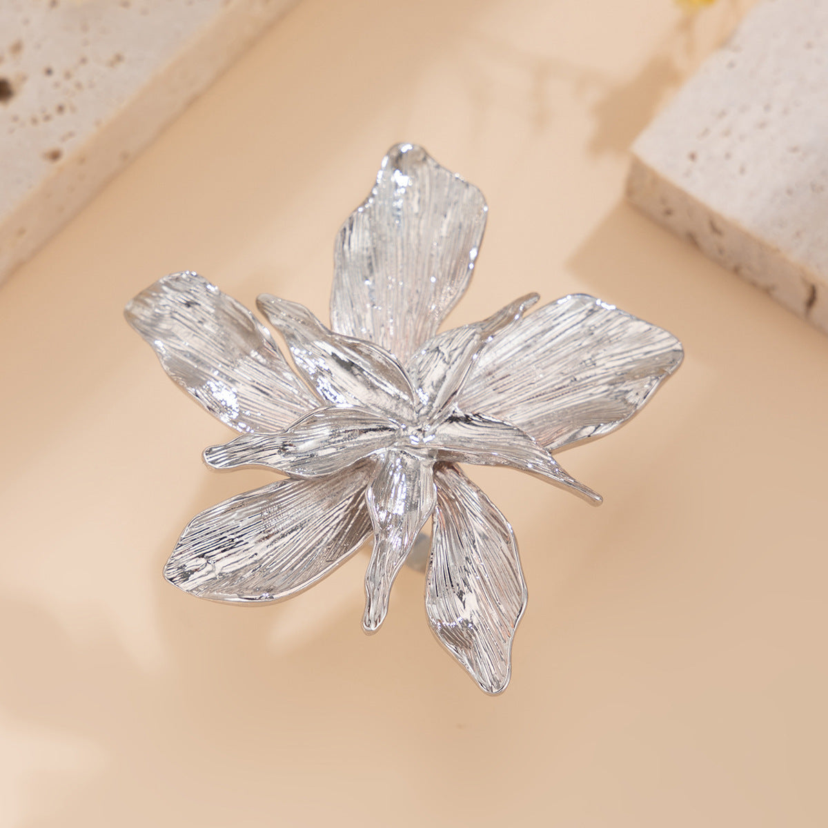 Elegante anillo ajustable para mujer con diseño floral ovalado y perlas de imitación chapadas