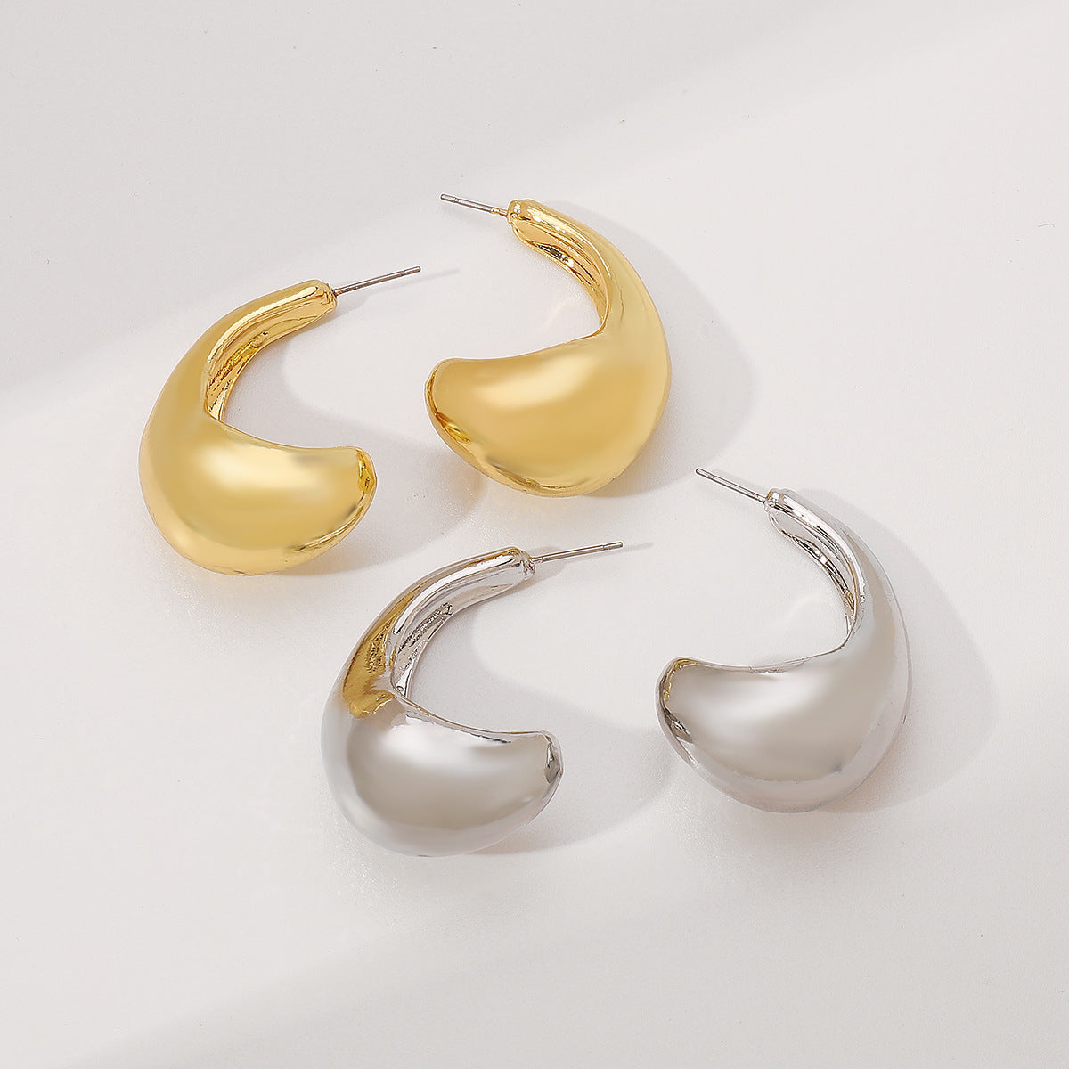 Pendientes minimalistas geométricos en forma de coma de aleación con acabado chapado para mujer