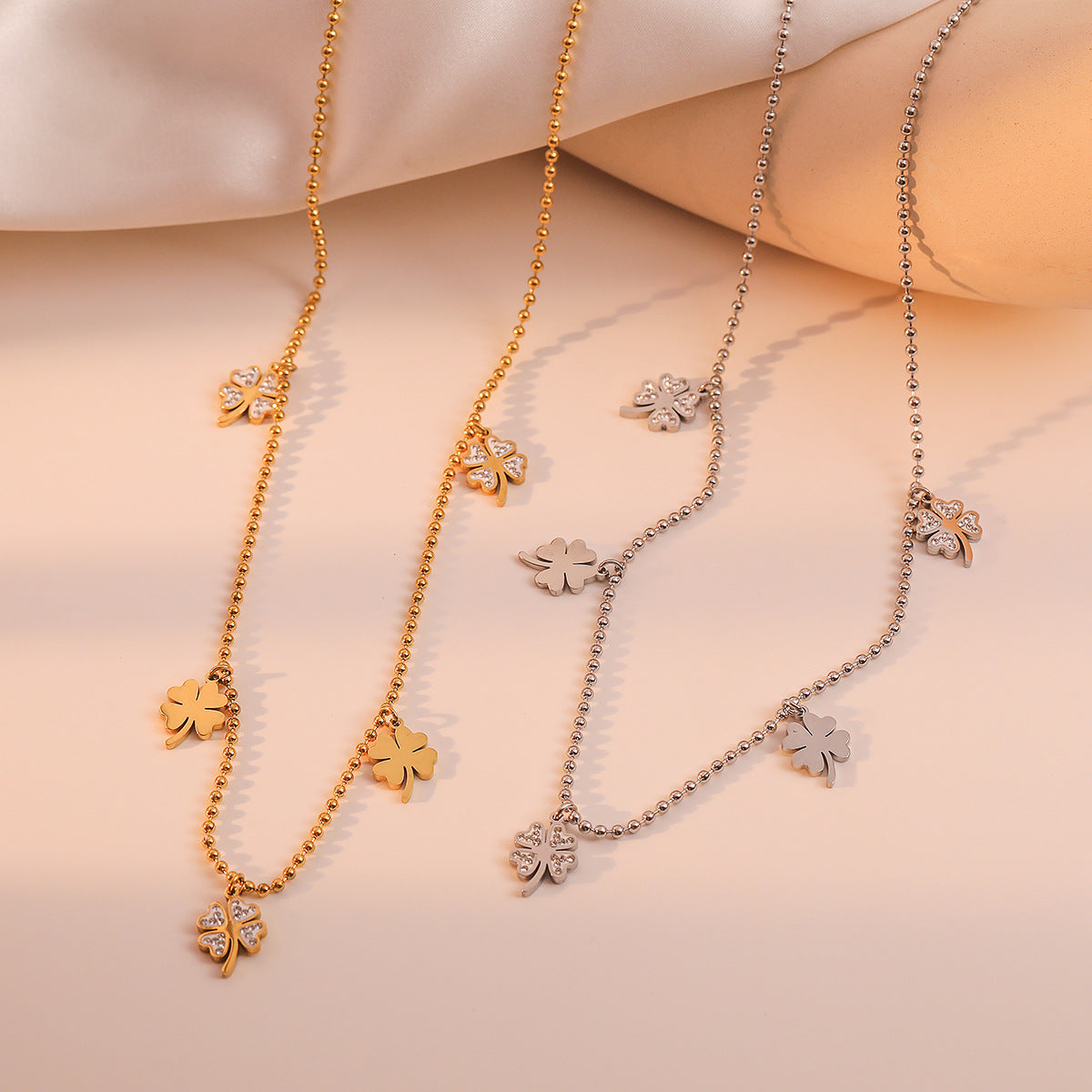 Collana con Pendente Geometrico Minimalista da Donna in Acciaio al Titanio con Placcatura in Oro e Intarsio di Zirconi