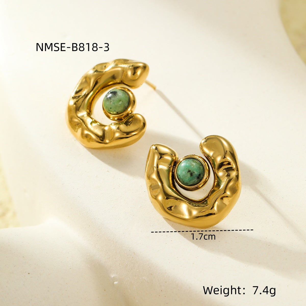 Pendientes de tuerca de acero de titanio en forma de C de estilo vintage con incrustaciones de piedra natural ojo de tigre y chapado en oro de 18 quilates