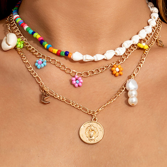 Collana con ciondolo a conchiglia e margherita asimmetrico ispirato all'oceano con dettagli a nappina da donna, base in lega con finitura galvanica, design geometrico su catena di perline