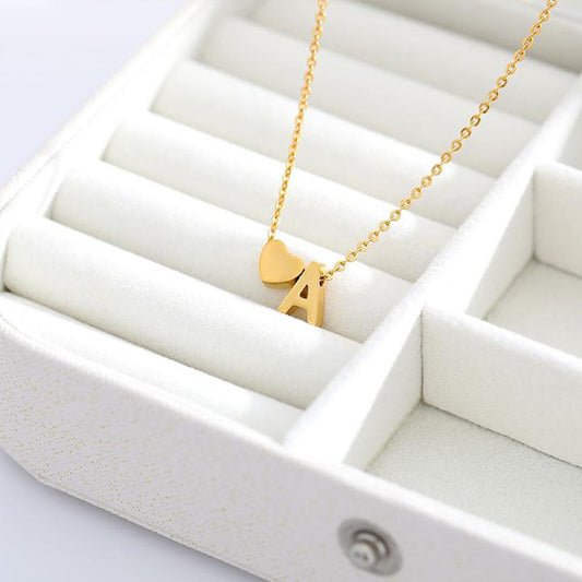 Collar minimalista de acero inoxidable con colgante de letras en forma de corazón, dijes de acero de titanio y acabado chapado, unisex
