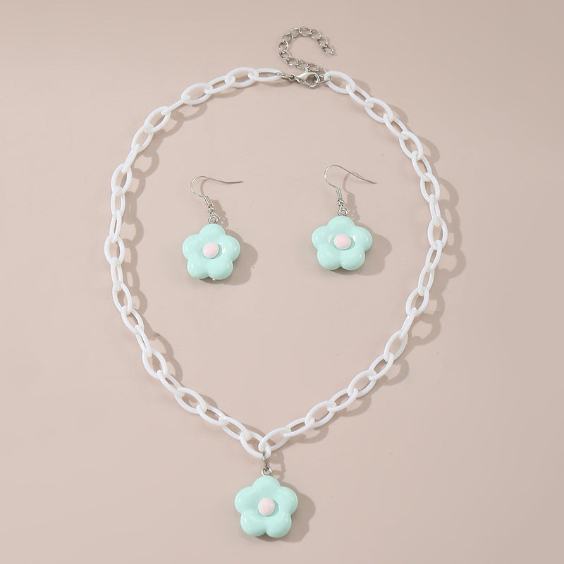 Collar con colgante de lazo acrílico minimalista color caramelo para niños con acabado esmaltado y cadena de cuentas